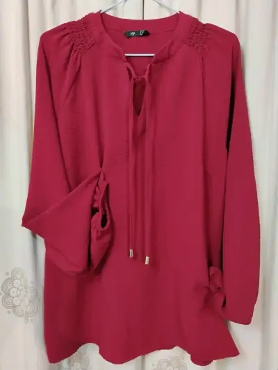 Blusas de mujer color burdeo y blanco talla L y M - miniatura 1