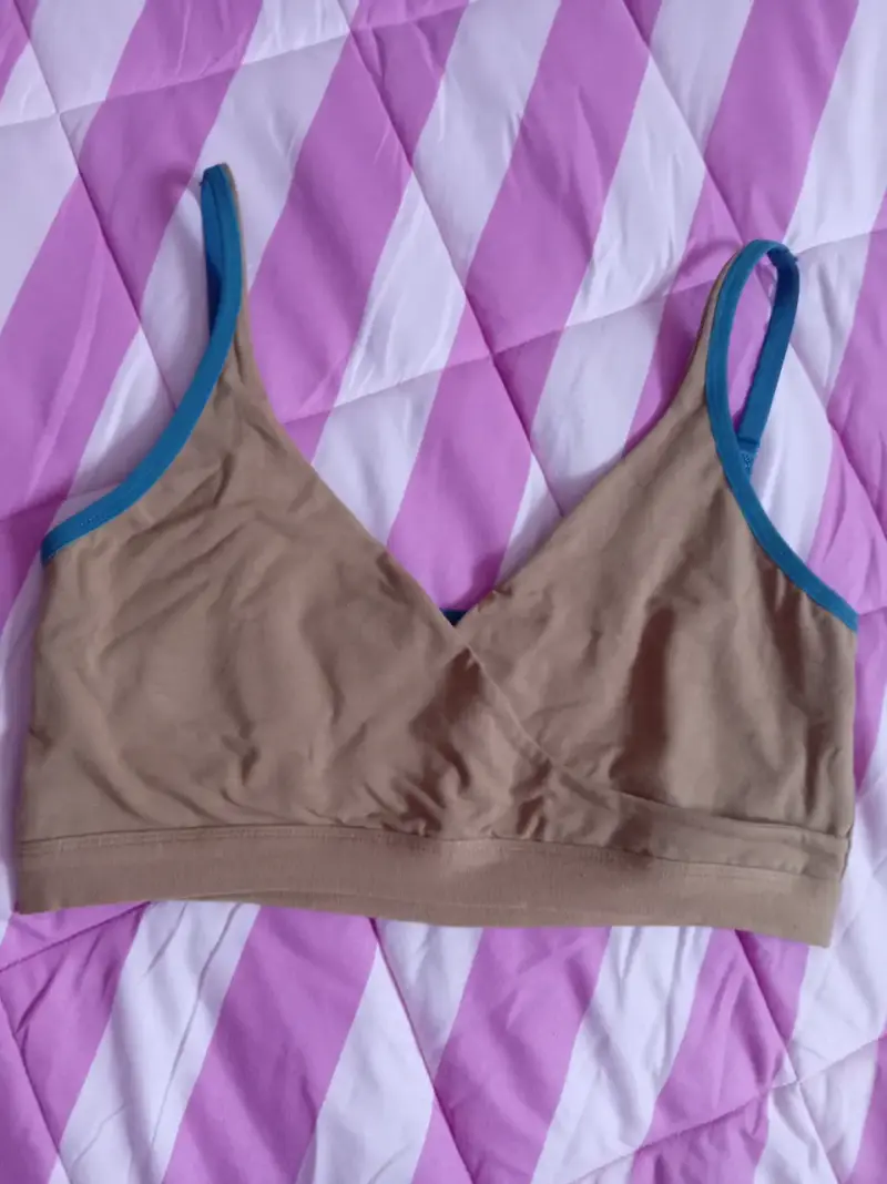 Sostén deportivo beige con ribete azul Baziani
