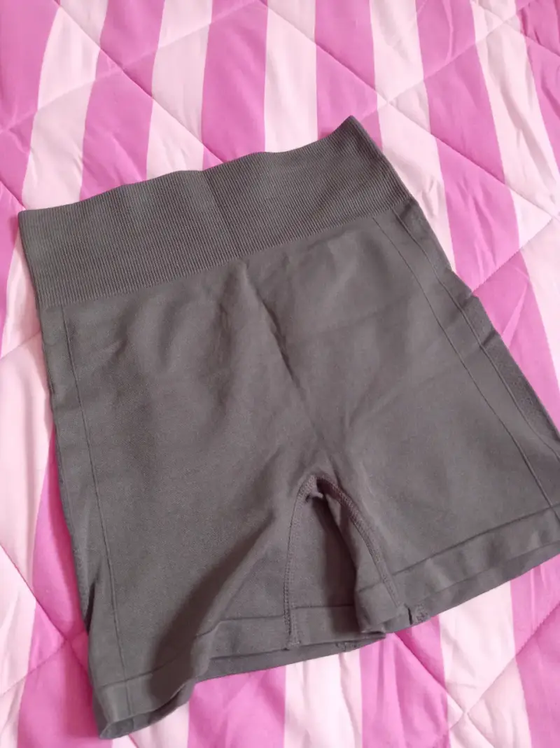 Shorts deportivos gris para mujer