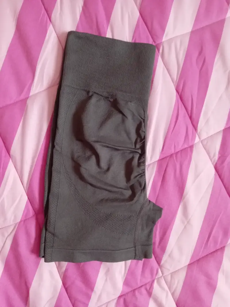 Shorts deportivos gris para mujer - 2