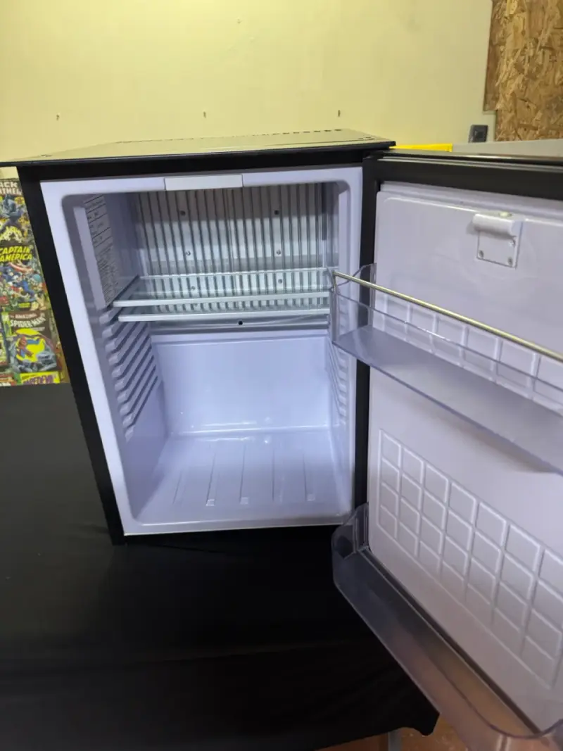 Mini refrigerador compacto negro - 2