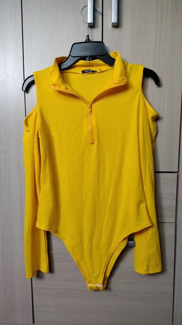 Body amarillo con hombros descubiertos y cierre
