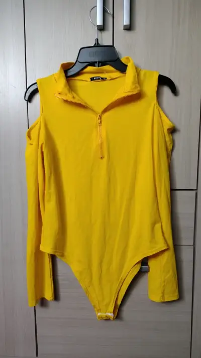 Body amarillo con hombros descubiertos y cierre - miniatura 1