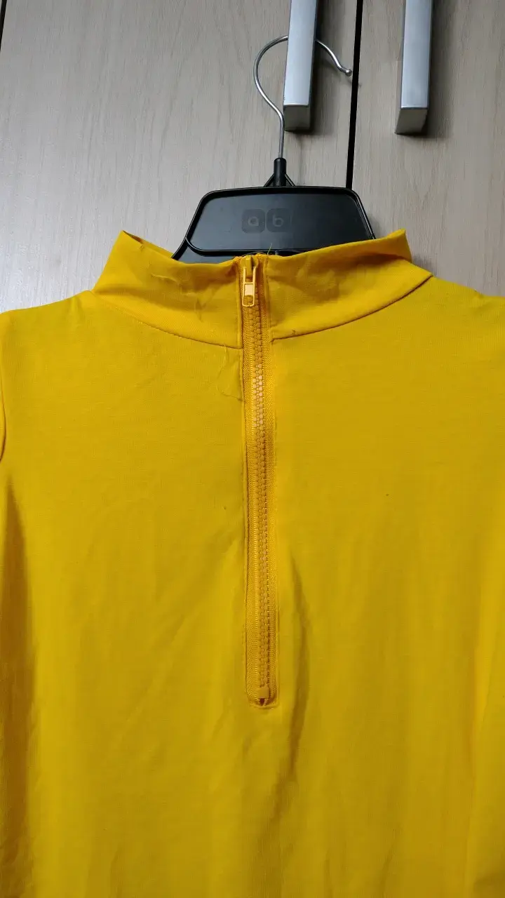 Body amarillo con hombros descubiertos y cierre - 4