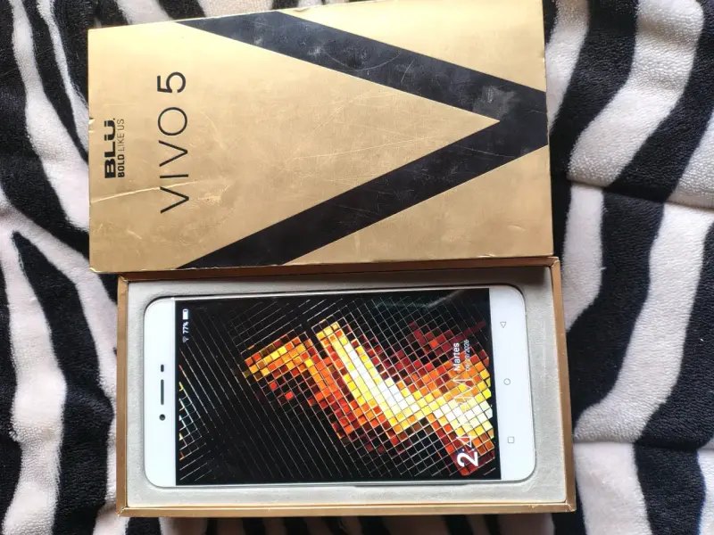 Celular BLU Vivo 5 Dorado Completo Caja Original - 4