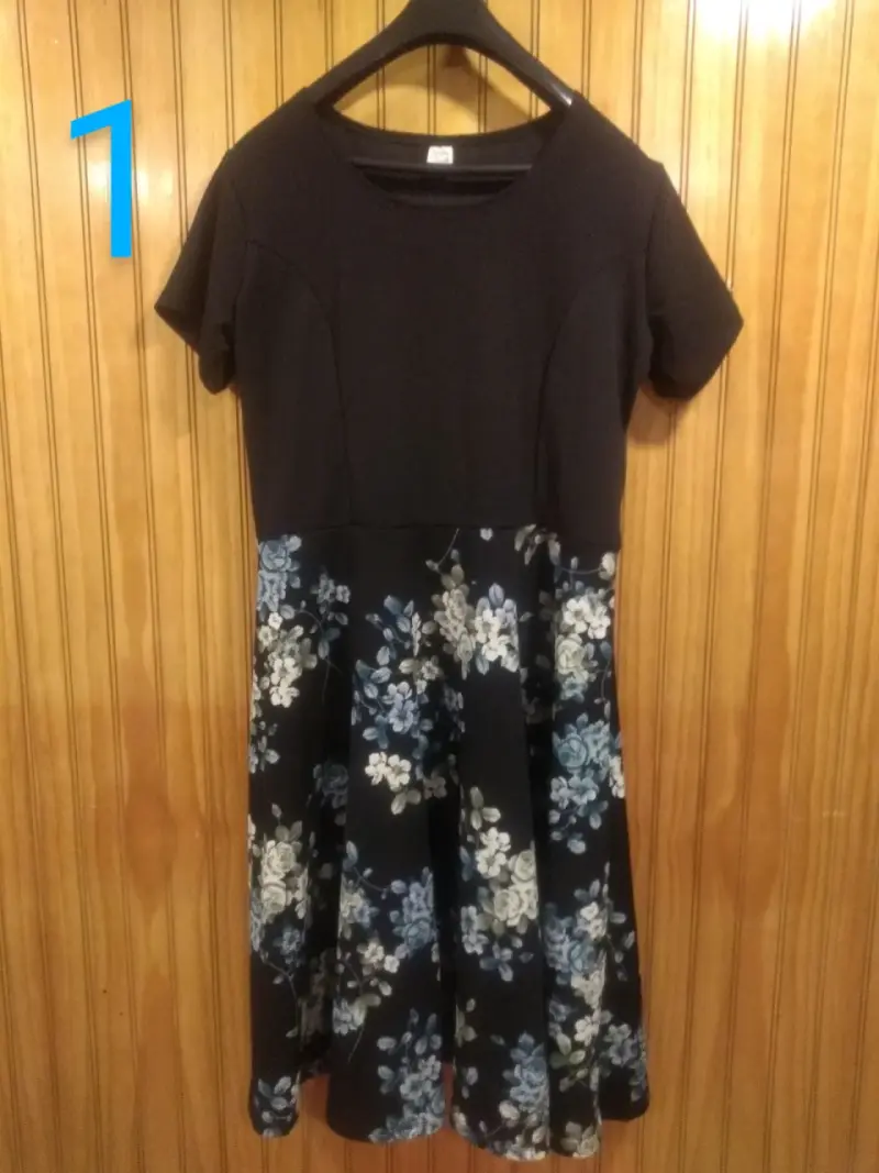 Vestido negro con estampado floral