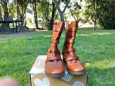 Botas de cuero marrón con cierre lateral - miniatura 2