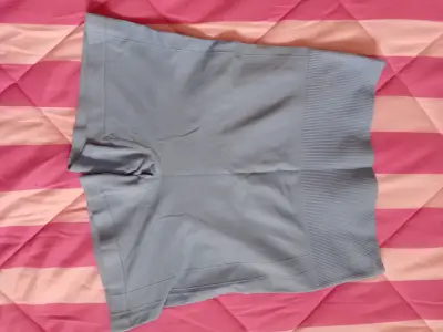 Shorts de compresión azul cielo para mujer - miniatura 2