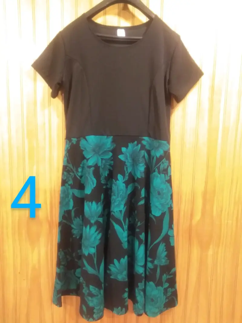 Vestido negro con estampado floral verde