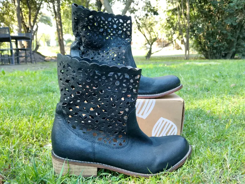 Botines negros de cuero con diseño calado
