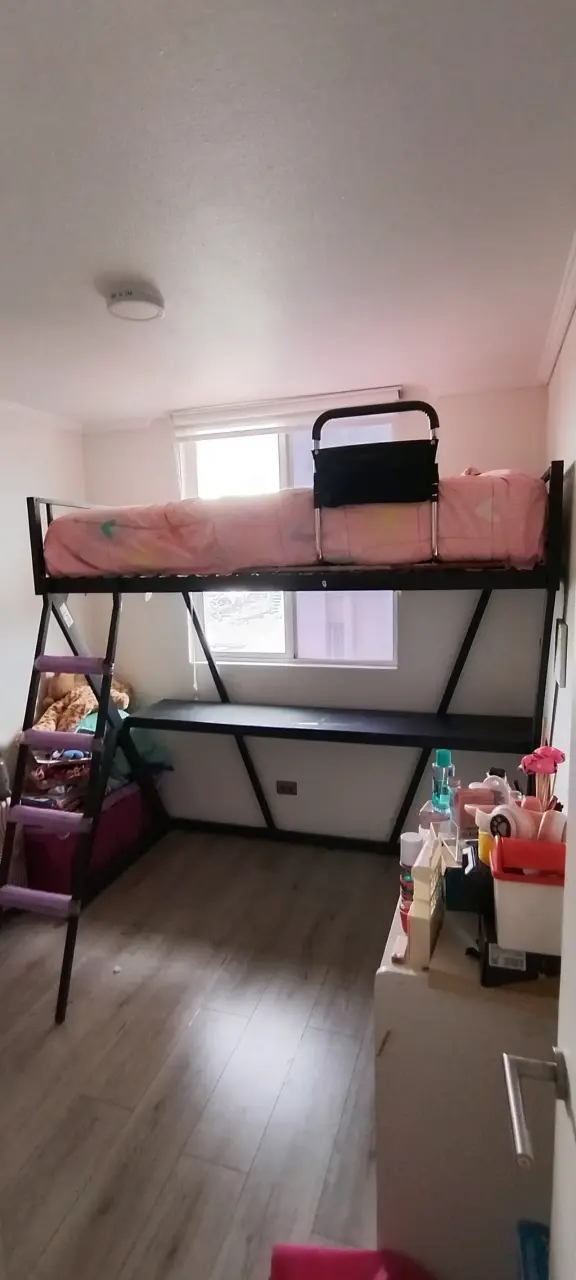 Cama alta con escritorio integrado para niños