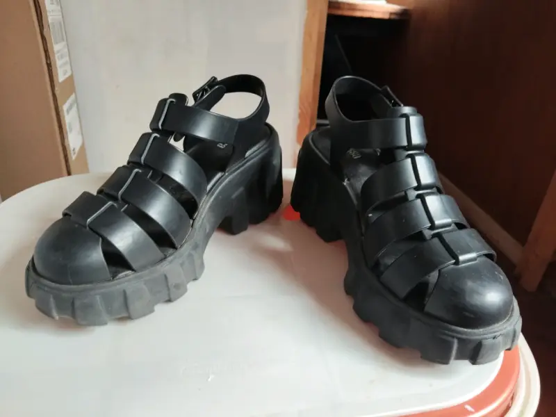Sandalias negras de plataforma con tiras - 1