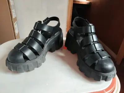 Sandalias negras de plataforma con tiras - miniatura 1