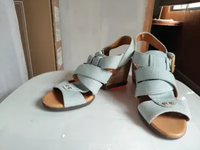 Sandalias negras de plataforma con tiras - miniatura 3