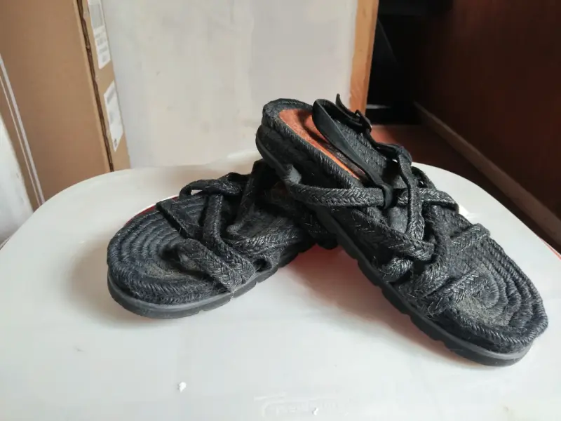 Sandalias negras de plataforma con tiras - 5