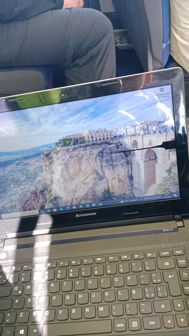 Laptop Lenovo con pantalla dañada - 1