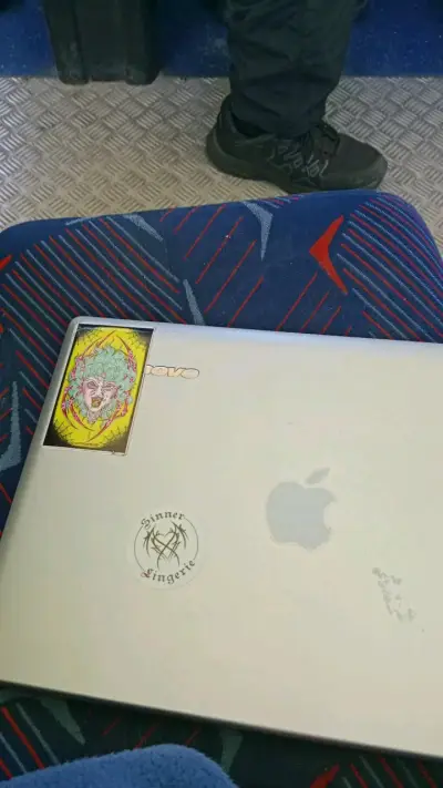 Laptop Lenovo con pantalla dañada - miniatura 2