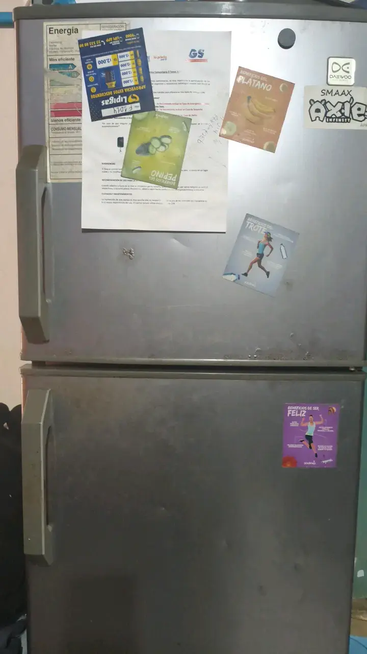 Refrigerador Daewoo de dos puertas en buen estado