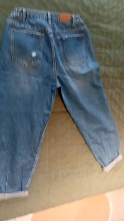 Jeans de mezclilla azul desgastados para mujer - miniatura 2