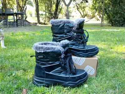 Botas de invierno negras con forro de piel sintética - miniatura 1