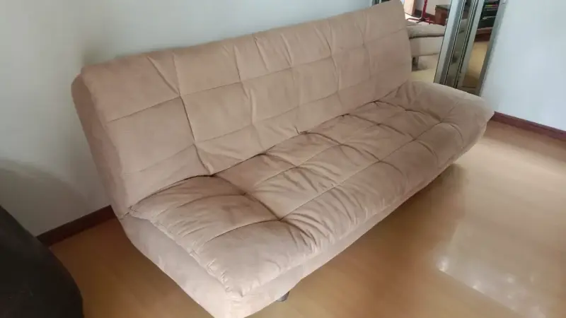 Sofá cama beige en buen estado