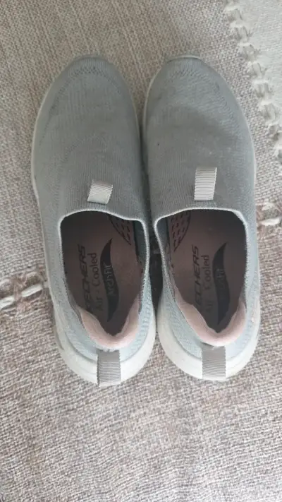 Zapatillas Skechers Arch Fit Gris Claro - miniatura 2