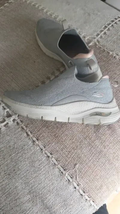 Zapatillas Skechers Arch Fit Gris Claro - miniatura 3