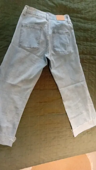 Jeans de mezclilla azul claro desgastados - miniatura 2
