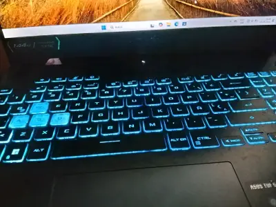 Laptop ASUS FX507Z gaming con retroiluminación - miniatura 4