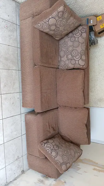 Sofá seccional marrón con cojines decorativos - miniatura 1