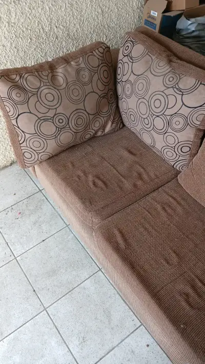 Sofá seccional marrón con cojines decorativos - miniatura 2