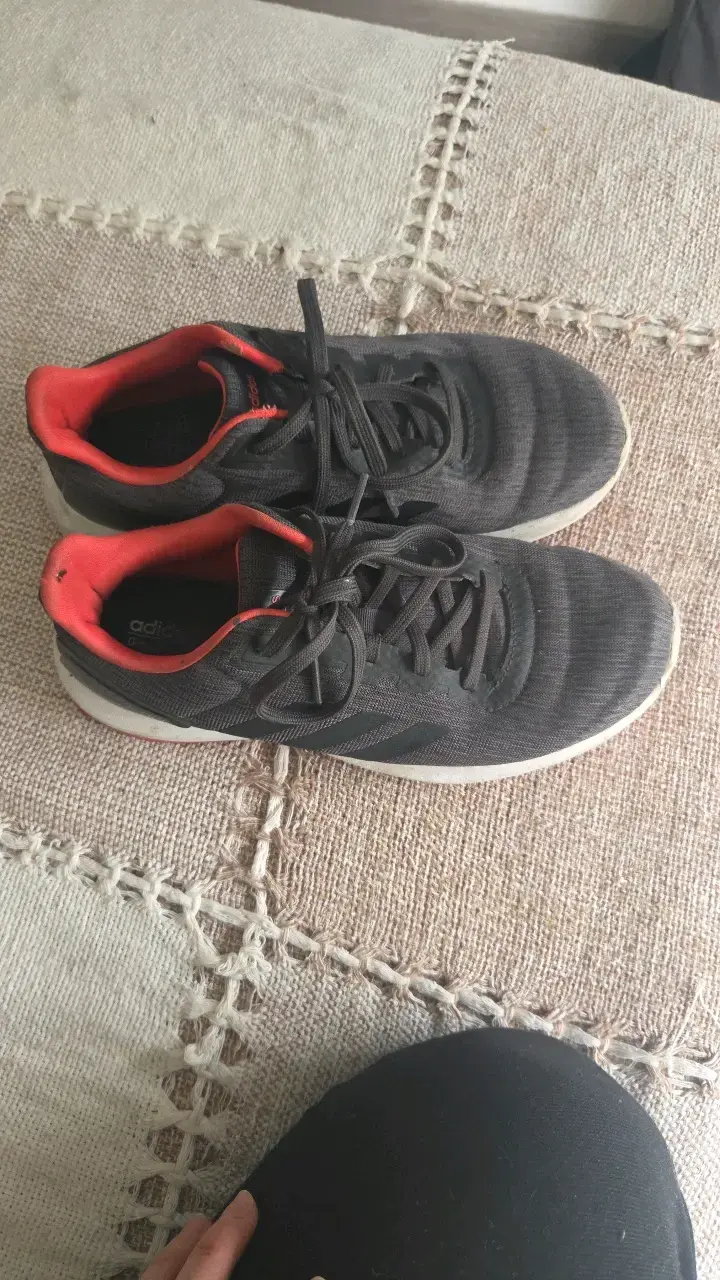 Zapatillas deportivas negras y rojas Adidas