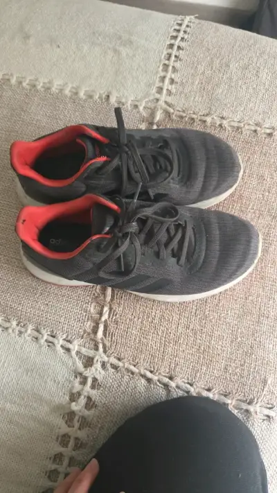 Zapatillas deportivas negras y rojas Adidas - miniatura 1