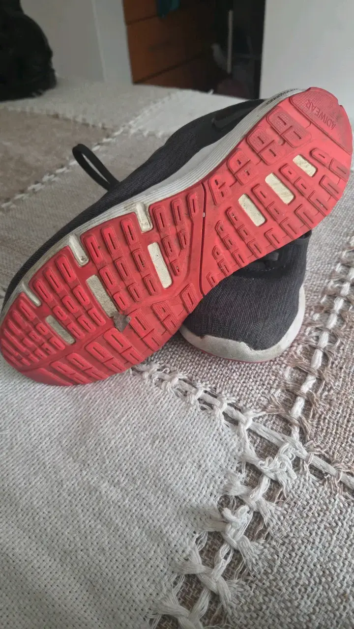 Zapatillas deportivas negras y rojas Adidas - 3
