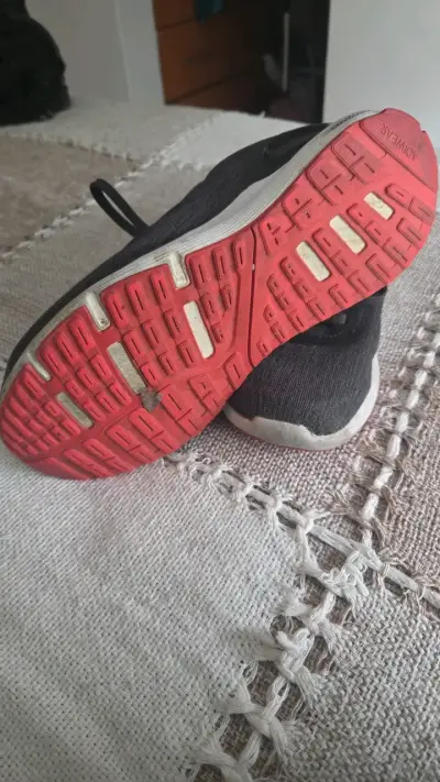 Zapatillas deportivas negras y rojas Adidas - miniatura 3