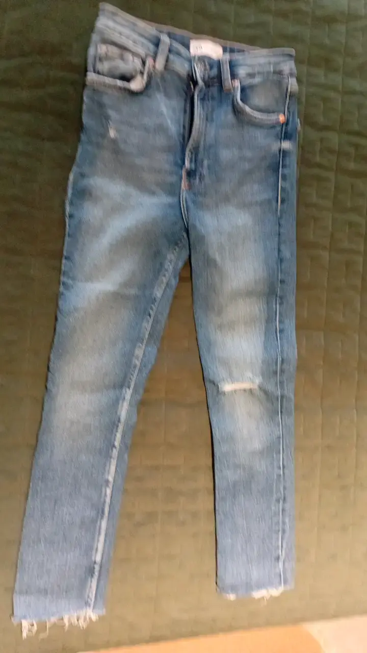 Jeans ajustados de mezclilla azul desgastados