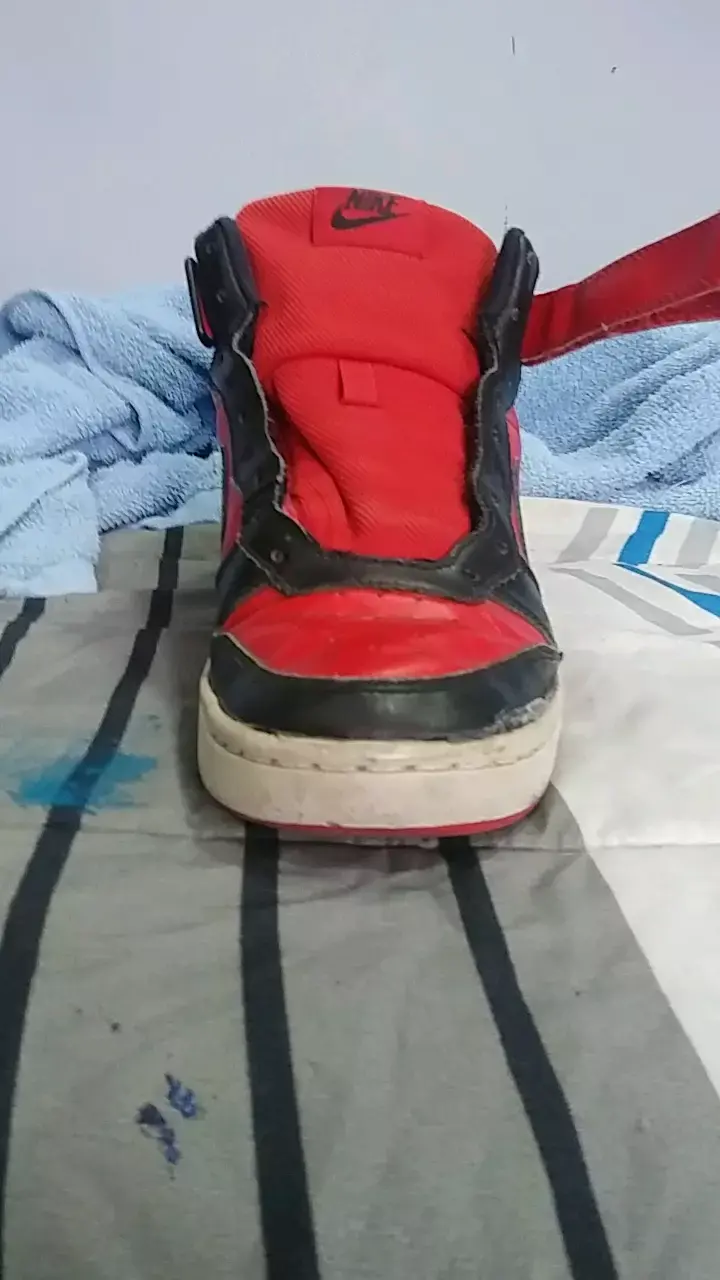 Zapatillas deportivas Nike rojas y negras - 1