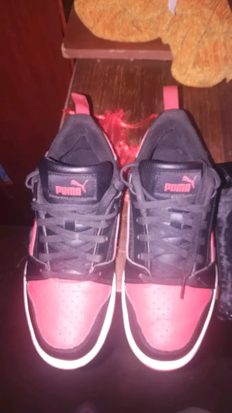 Zapatillas deportivas Puma negras y rojas - 1