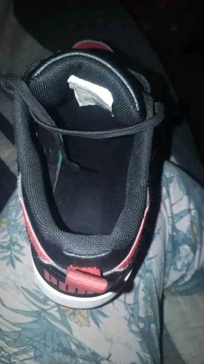 Zapatillas deportivas Puma negras y rojas - miniatura 2