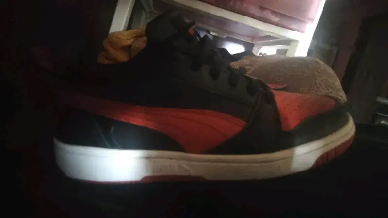 Zapatillas deportivas Puma negras y rojas - 4