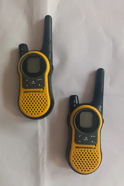 Walkie Talkies Motorola amarillos con pantalla - miniatura 1