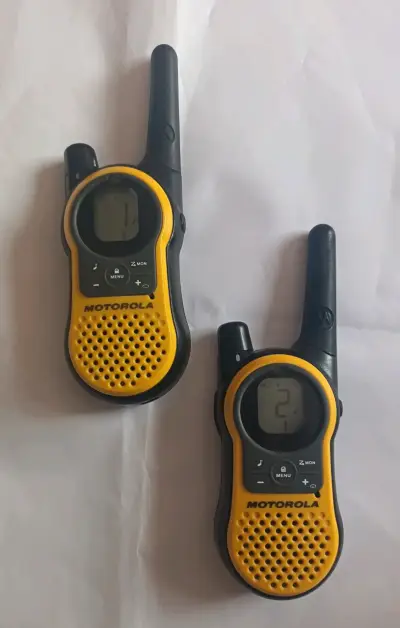 Walkie Talkies Motorola amarillos con pantalla - miniatura 3