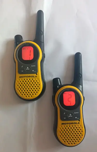 Walkie Talkies Motorola amarillos con pantalla - miniatura 4