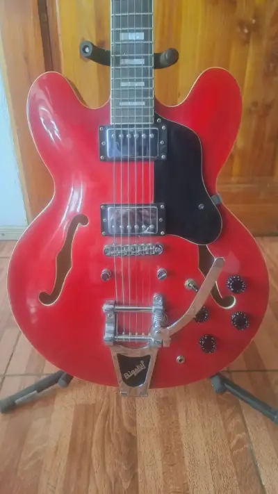 Guitarra eléctrica Epic  roja semihueca modelo 335 - miniatura 1