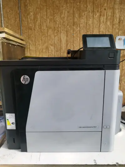 Impresora HP Color LaserJet Enterprise M651 en buen estado - miniatura 2