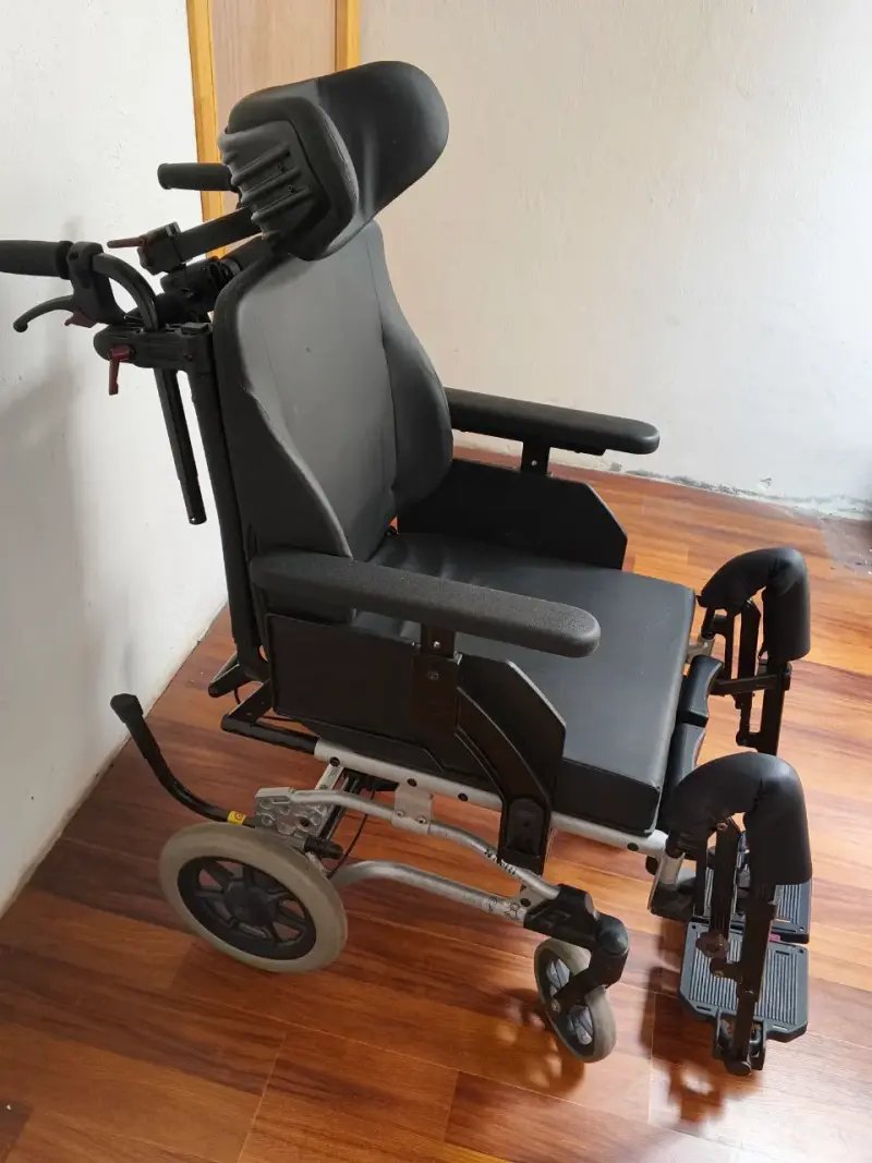 Silla de ruedas reclinable con reposacabezas ajustable - 1