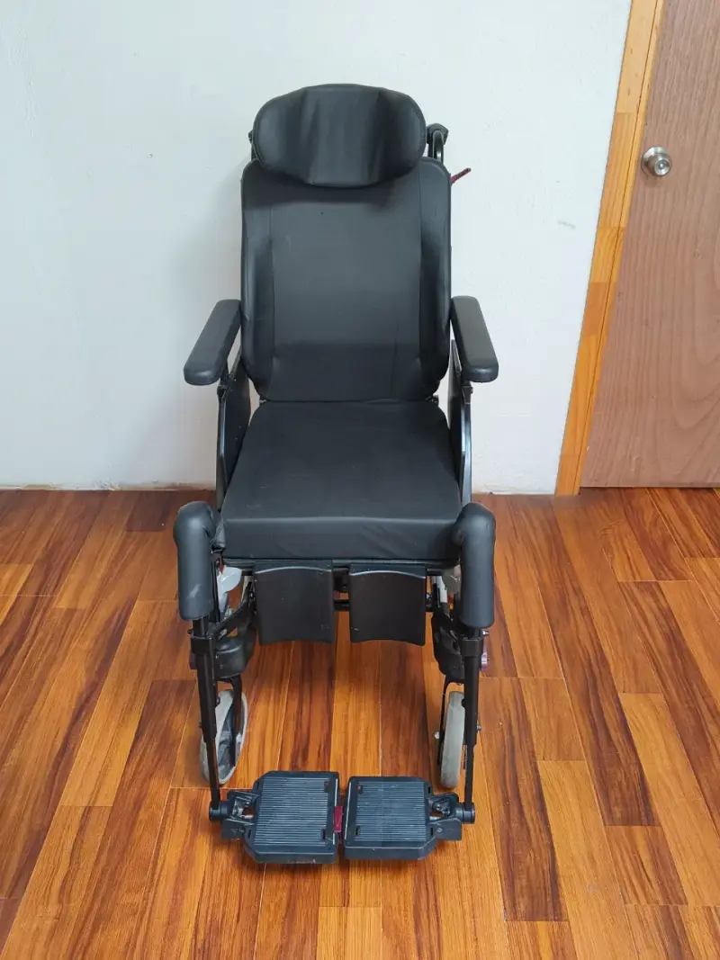 Silla de ruedas reclinable con reposacabezas ajustable - 4