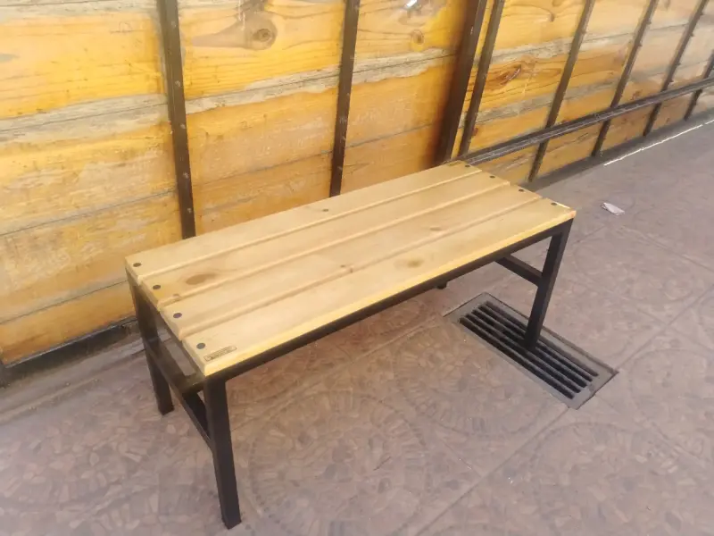 Banco de madera con estructura metálica para jardín - 1