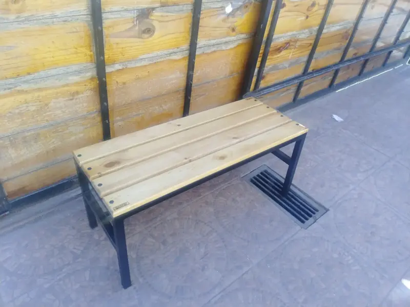 Banco de madera con estructura metálica para jardín - 2