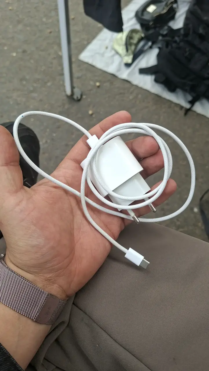 Cargador USB-C Apple 20W con cable original - 1